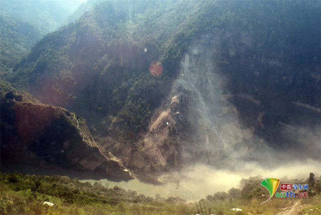 实拍尼泊尔山体滑坡灾难场景