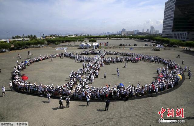 菲律宾民众组人链拼和平标志 纪念二战胜利70周年