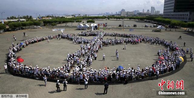 菲律宾民众组人链拼和平标志 纪念二战胜利70周年