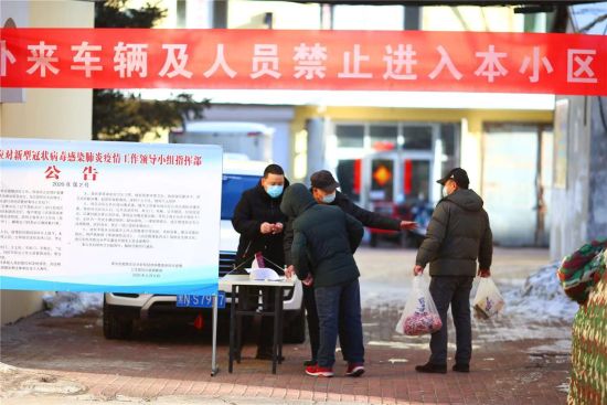 黑河市爱辉区：小区居民“亮证”出行 看似“无情”却有情