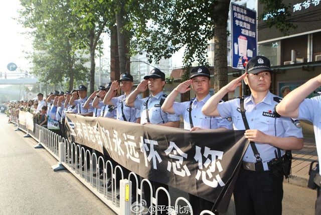 北京小学生沿路送别"警察爷爷"高宝来