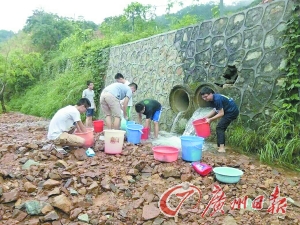 中山大学南方学院已停水5天 有人在暴雨中洗澡