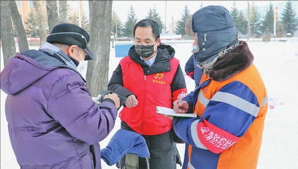 大兴安岭塔河县党员干部防控一线争当“服务员”