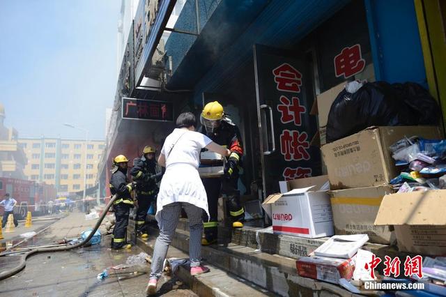 呼和浩特一饭店起火 现场浓烟弥漫