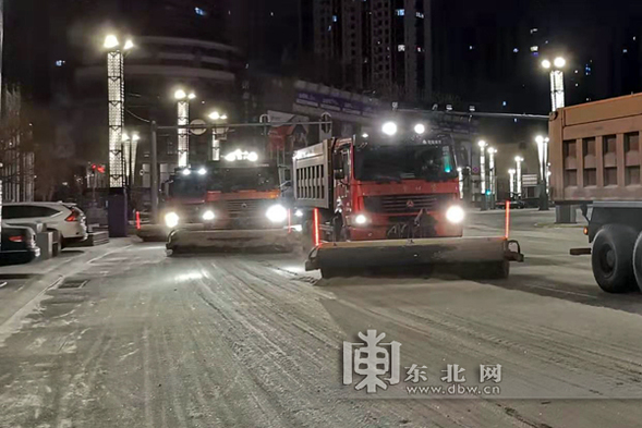 哈尔滨全力清冰雪 保生产生活物资运输道路畅通