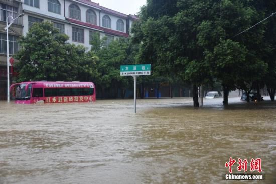 南方数省遭暴雨袭击 一副校长为转移学生殉职