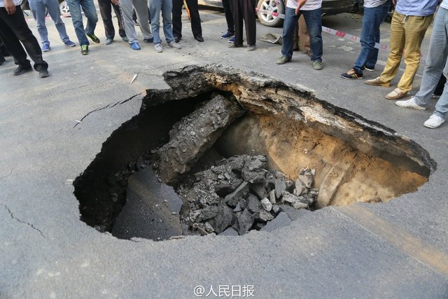 郑州路面又塌陷 市民:习惯了