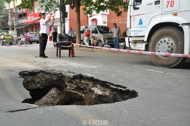 郑州路面又塌陷 市民:习惯了