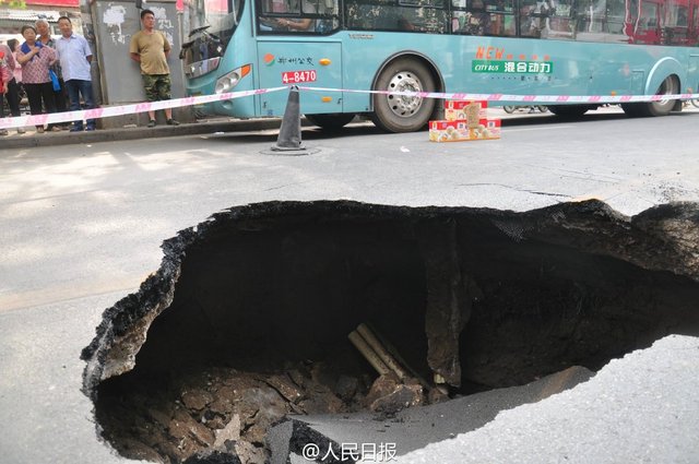 郑州路面又塌陷 市民:习惯了