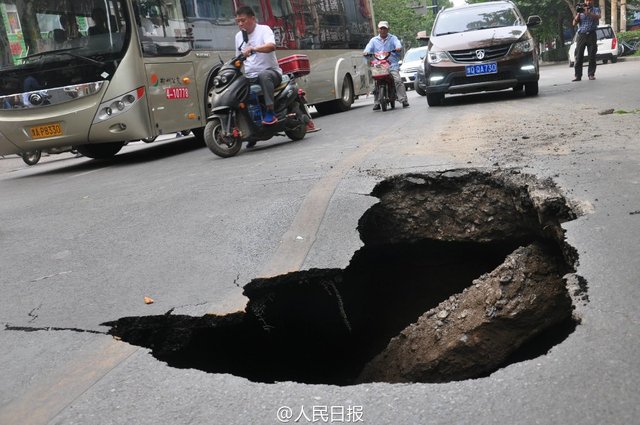 郑州路面又塌陷 市民:习惯了