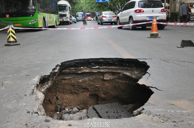 郑州路面又塌陷 市民:习惯了