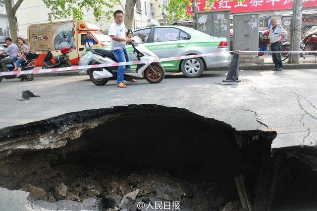 郑州路面又塌陷 市民:习惯了