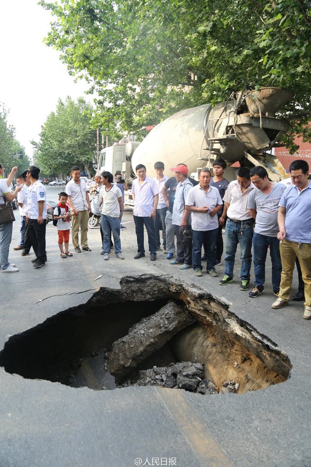 郑州路面又塌陷 市民:习惯了