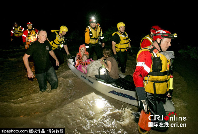 美国德州洪水致数千人流离失所 国民警卫队出动救援