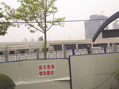 南京一小区路面下沉陷出裂缝 施工方：不影响安全