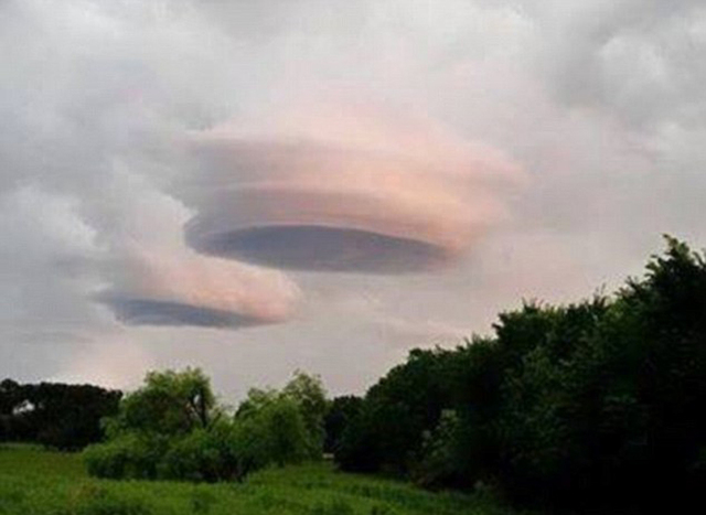 美国得州暴雨过后空中现奇异云团 酷似UFO