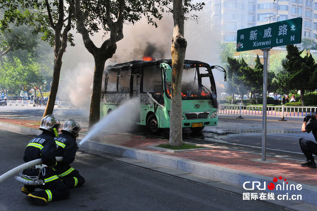 山东威海一公交车起火 大火包围整辆公交车