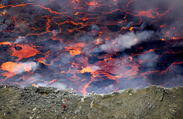 科学家冒死深入非洲火山口 拍摄熔岩湖震撼景象