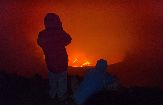 科学家冒死深入非洲火山口 拍摄熔岩湖震撼景象