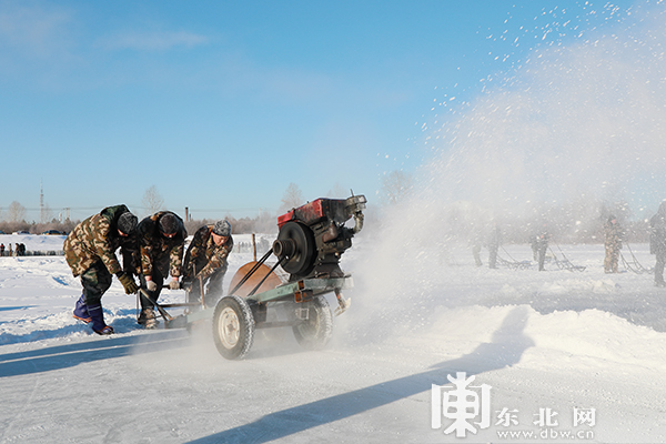 “北极漠河冰雪大观园”开始采冰