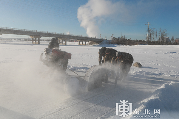 “北极漠河冰雪大观园”开始采冰