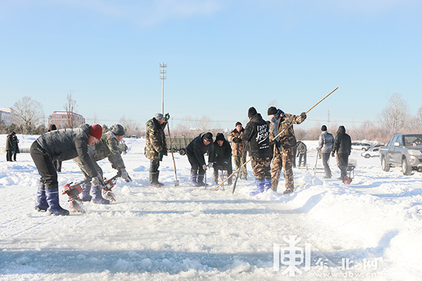 “北极漠河冰雪大观园”开始采冰