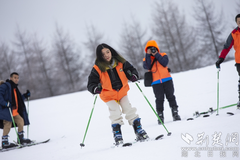 冰清美如画 滑雪神农架 湖北百家校媒聚焦“华中屋脊”