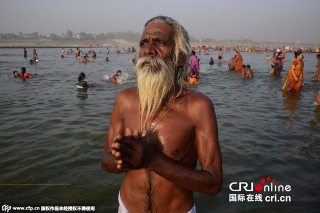 印度教信徒恒河中沐浴祷告 庆祝十胜节