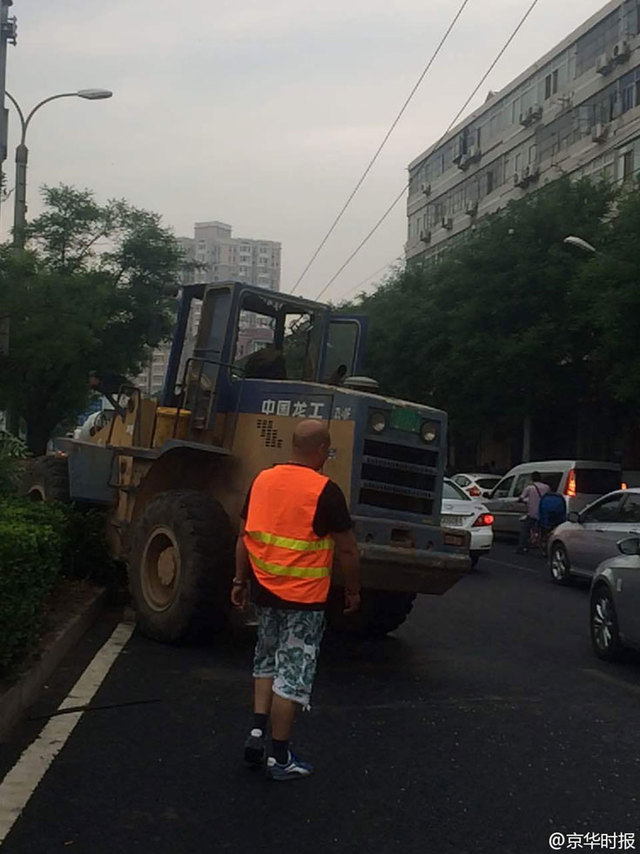 北京一铲车被有轨电车导电杆戳中 司机死亡