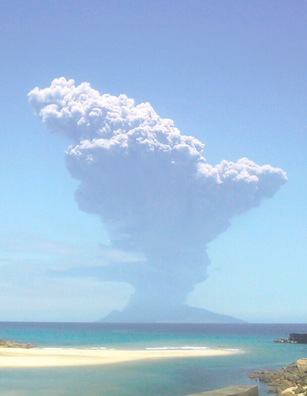 日本鹿儿岛县火山喷发 烟柱高达9000米