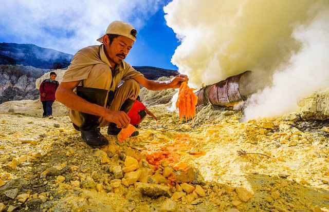 印尼矿工火山口采硫磺 毒气肆虐随时有生命危险