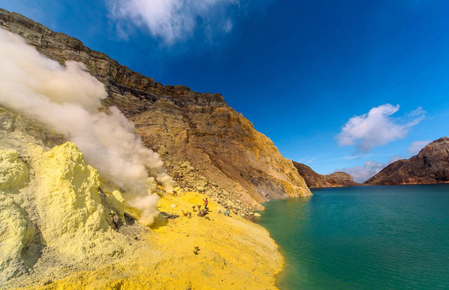 印尼矿工火山口采硫磺 毒气肆虐随时有生命危险