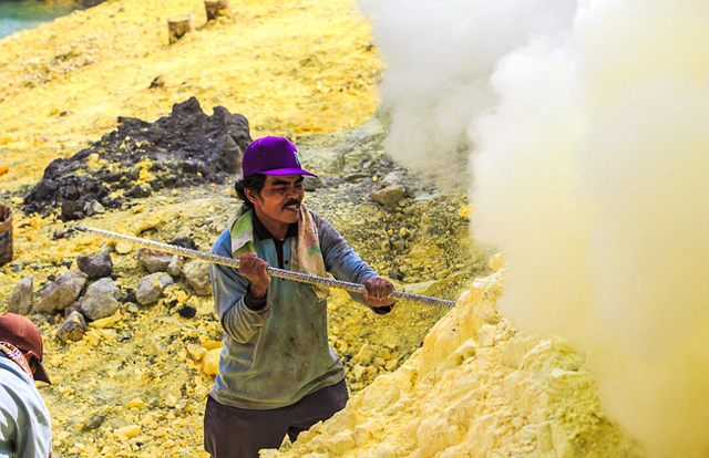 印尼矿工火山口采硫磺 毒气肆虐随时有生命危险