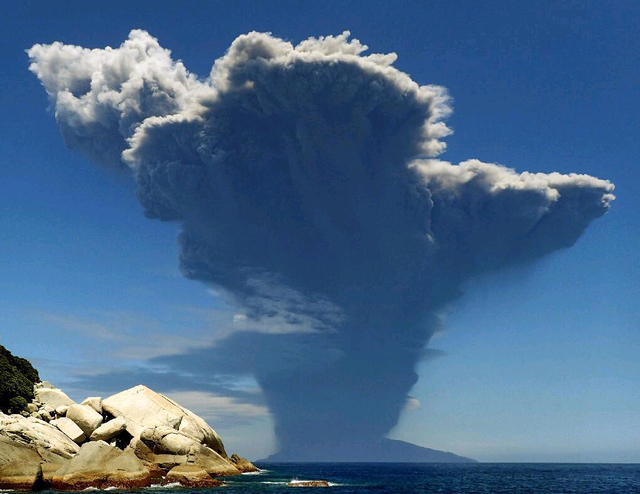 日本火山喷发致1人受伤 全岛居民乘船撤离