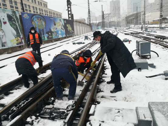 [风雪中 你最美]“沈铁”全力迎战降雪寒潮天气 确保运输畅通和旅客出行安全（视频）