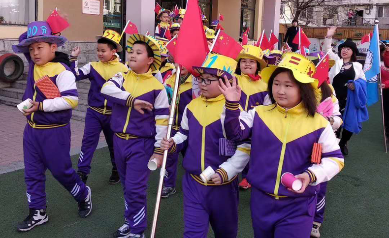 沈阳市大东区辽沈街第二小学2000多名学生一起“数学狂欢”