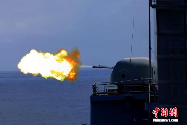 海军护航编队千岛湖舰组织舰炮实弹射击训练