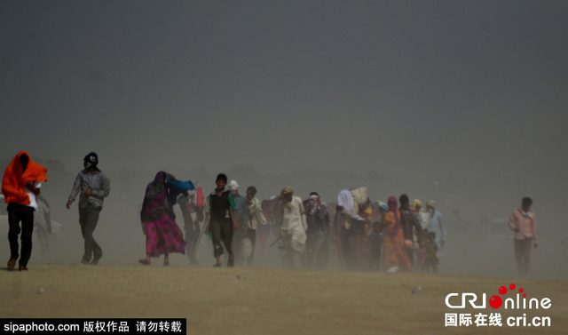 印度遭遇高温沙尘天气 民众热浪中艰难前行