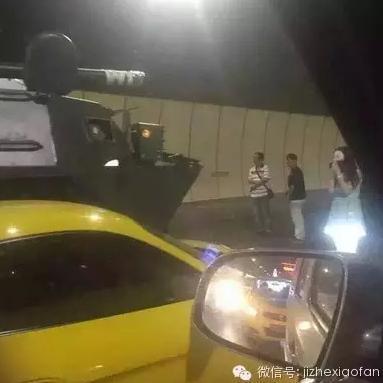 重庆“奇葩”车祸：保时捷隧道内撞上装甲车