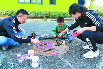 南京萌娃妙笔涂鸦 校园“井”上添花