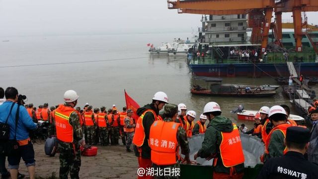 “东方之星”客轮倾覆 沉船船底已露出水面