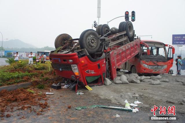 湖北一货车翻车砸中客车 20吨水泥铺满路面