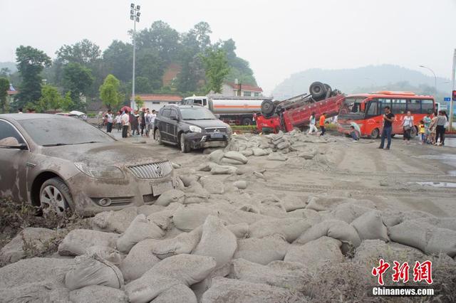 湖北一货车翻车砸中客车 20吨水泥铺满路面