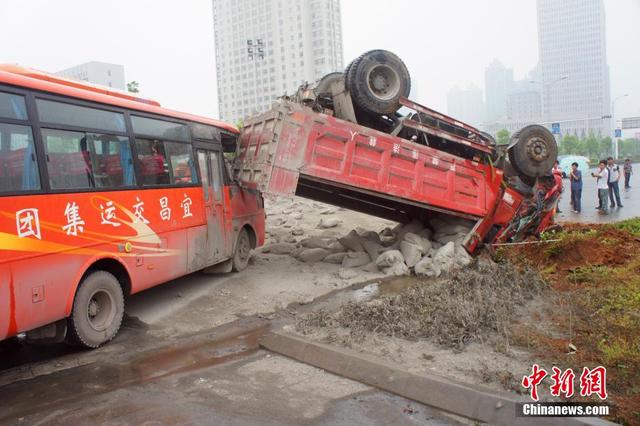 湖北一货车翻车砸中客车 20吨水泥铺满路面