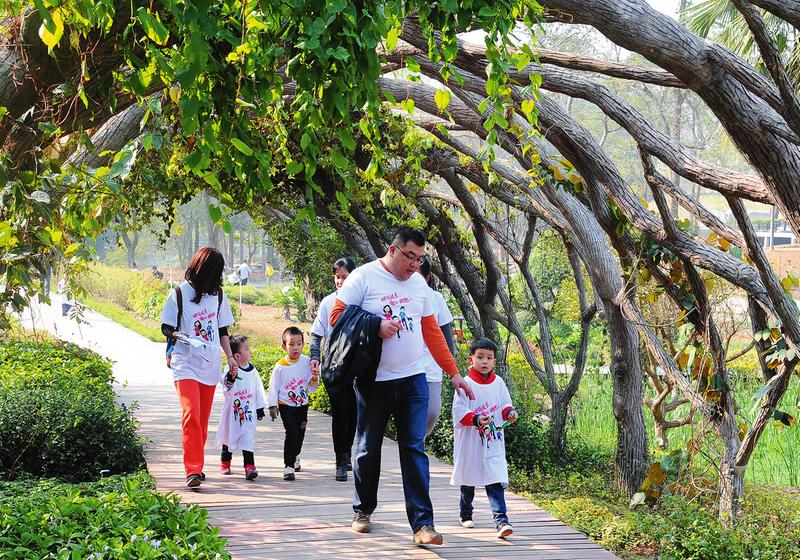 走进世界最大的药用植物园 探秘“石缝上的花海”中医药健康之旅