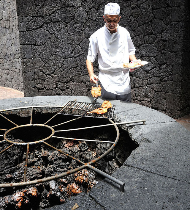 火山口上的美味：西班牙“魔鬼餐厅”用地热烤肉