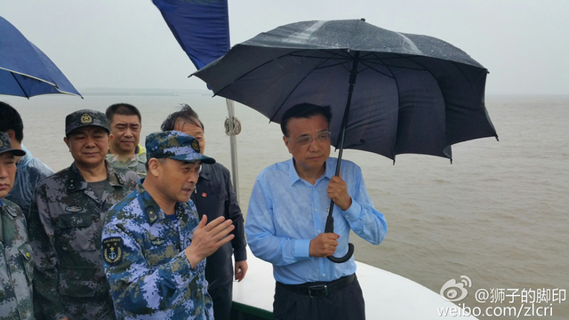 大风大雨中，李克强再赴江心现场指挥救援