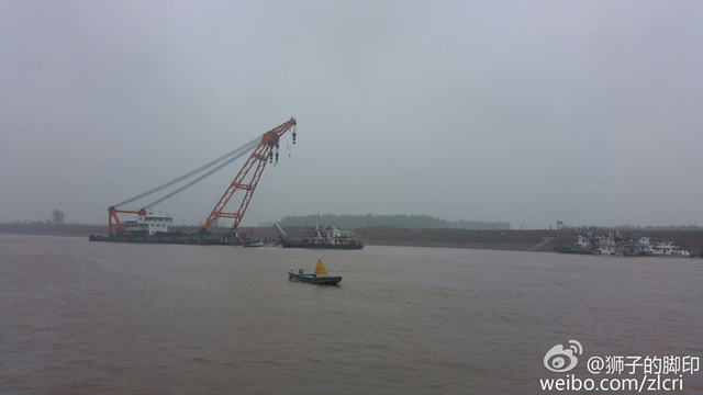 大风大雨中，李克强再赴江心现场指挥救援