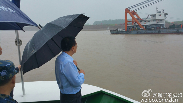 大风大雨中，李克强再赴江心现场指挥救援