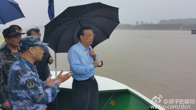 大风大雨中，李克强再赴江心现场指挥救援